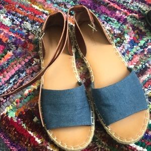 old navy women’s sandals !